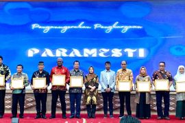 Pj. Bupati Tapteng terima penghargaan Paramesti Kementerian Kesehatan