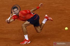Djokovic tangkis serangan lawan untuk melaju di Roland Garros