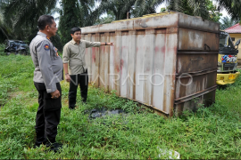 Tangkapan truk pembawa minyak ilegal di Jambi Page 1 Small