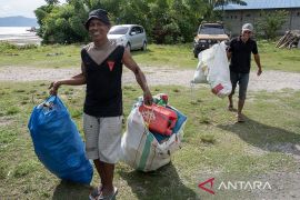 Pengumpulan sampah plastik laut oleh nelayan Page 1 Small