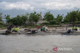 Kurangi pendangkalan sungai dengan tambang rakyat Page 1 Small