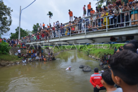 Prosesi Maambiak Tanah Tabuik Pariaman Page 1 Small