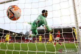 Taiwo Awoniyi dioperasi setelah insiden benturan dengan tiang gawang 