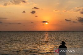 Menikmati indahnya matahari terbenam di Pantai Boneoge Page 1 Small