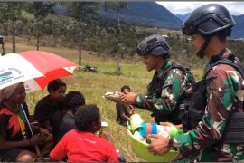 Kodam XVII/Cendrawasih salurkan bansos ke warga pengungsi Erogobak