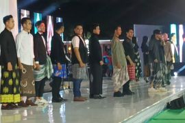 Santri pelestari tradisi busana sarung Nusantara