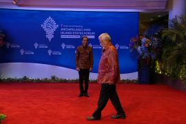 PM Xanana Gusmao melucu dengan baris-berbaris di depan Presiden Jokowi
