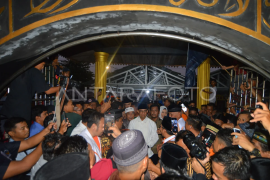 Anies Baswedan ziarah ke makam Syekh Burhanuddin Page 1 Small