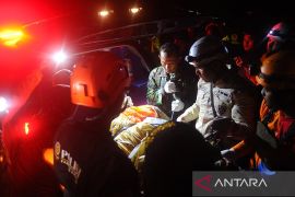 Evakuasi jenazah korban pesawat TNI AU yang jatuh di Pasuruan