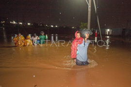 Banjir akibat tingginya intensitas hujan di Batam Page 1 Small