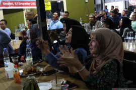 Nobar debat kandidat Pilpres 2024 di warung kopi Page 1 Small