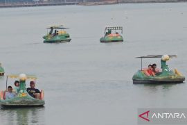 Libur tahun baru, warga padati Danau Sunter dan Waduk Pluit