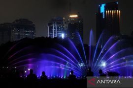 Usai hujan, warga mulai padati Monas rayakan Tahun Baru 2024