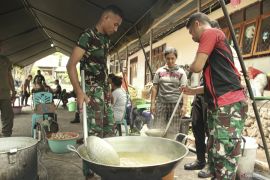 TNI-POLRI BANGUN DAPUR UMUM Page 1 Small