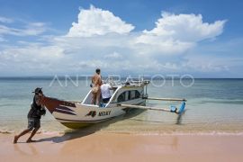 Wisata Pantai Pink di Lombok Page 1 Small