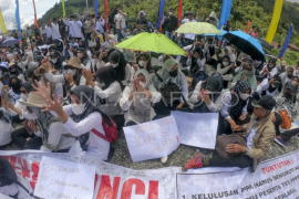 Aksi damai tolak seleksi penerimaan PPPK di Kerinci Page 1 Small