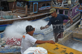 Nelayan tidak melaut akibat cuaca buruk Page 1 Small