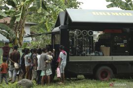 Bantuan Air Minum Untuk Pengungsi Erupsi Gunung Lewotobi Page 1 Small