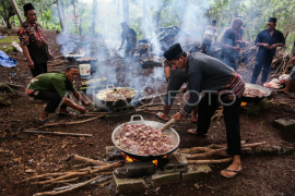 Tradisi nyadran gule di Kampung Ngijo Semarang Page 1 Small