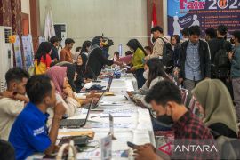 Job Fair diserbu pencari kerja di Palu Page 1 Small