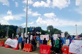 Ratusan mahasiswa suarakan pemilu damai di Patung Kuda