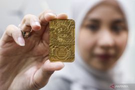 Harga emas Antam turun tipis jadi Rp1,606 juta per gram