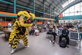 Pertunjukan barongsai di stasiun kereta api Kertapati Palembang Page 2 Small