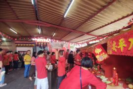 Wisatawan mancanegara dan domestik padati Vihara Dharma Bakti