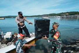 Distribusi logistik Pemilu di Pulau Saponda Laut Page 2 Small