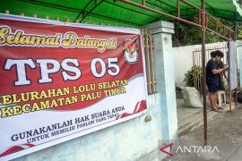 Persiapan TPS menjelang pemungutan suara Page 1 Small