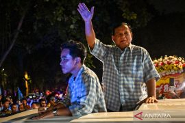 Capres dan Cawapres Prabowo-Gibran menyapa simpatisan Page 1 Small