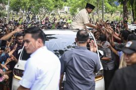 Prabowo ziarah makam Soemitro di TPU Karet Bivak Page 2 Small