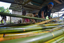 Pengolahan rotan Manau di Mentawai Page 1 Small