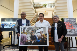 Menteri BUMN tinjau pameran foto Pers Demo-Krasi dan Pembangunan Page 1 Small