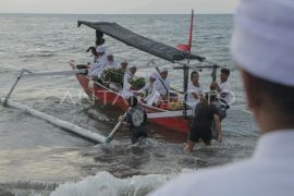 Upacara Melasti di Pantai Loang Baloq Mataram Page 4 Small