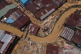 Dampak banjir bandang akibat luapan Kali Lasolo di Kendari Page 1 Small