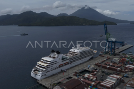 Kapal pesiar MV Seabourn Sojourn singgahi Ternate Page 1 Small