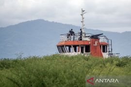 Ngabuburit di bangkai kapal sisa tsunami di Palu Page 2 Small