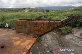 Ngabuburit di bangkai kapal sisa tsunami di Palu Page 4 Small