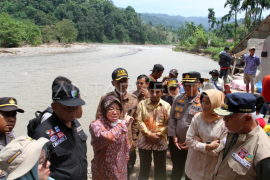 Mensos kunjungi korban banjir bandang di Pesisir Selatan Page 1 Small