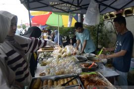 Pasar Ramadhan di Bandar Lampung ramai pengunjung Page 1 Small