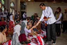 Presiden tinjau pengungsi banjir di Demak Page 1 Small