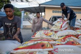 BAZNAS salurkan beras kepada mustahik di Palu Page 3 Small