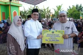 Bupati Kotabaru bagikan bantuan sosial kepada warga Pamukan Barat.