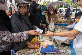 Pasar murah sembako di Palu Page 1 Small