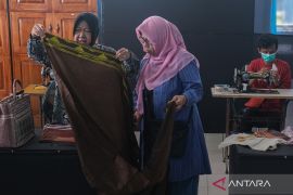 Menteri sosial beri bantuan ke penyandang disabilitas di Kendari Page 2 Small