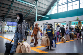 Mudik H-5 di stasiun Kertapati Palembang Page 1 Small