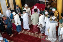 Shalat Idul Fitri 1445 H di Palu Page 4 Small