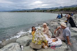 Libur lebaran di Pantai Kampung Nelayan Palu Page 1 Small