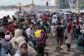 Tradisi lebaran topat di Pulau Lombok Page 1 Small